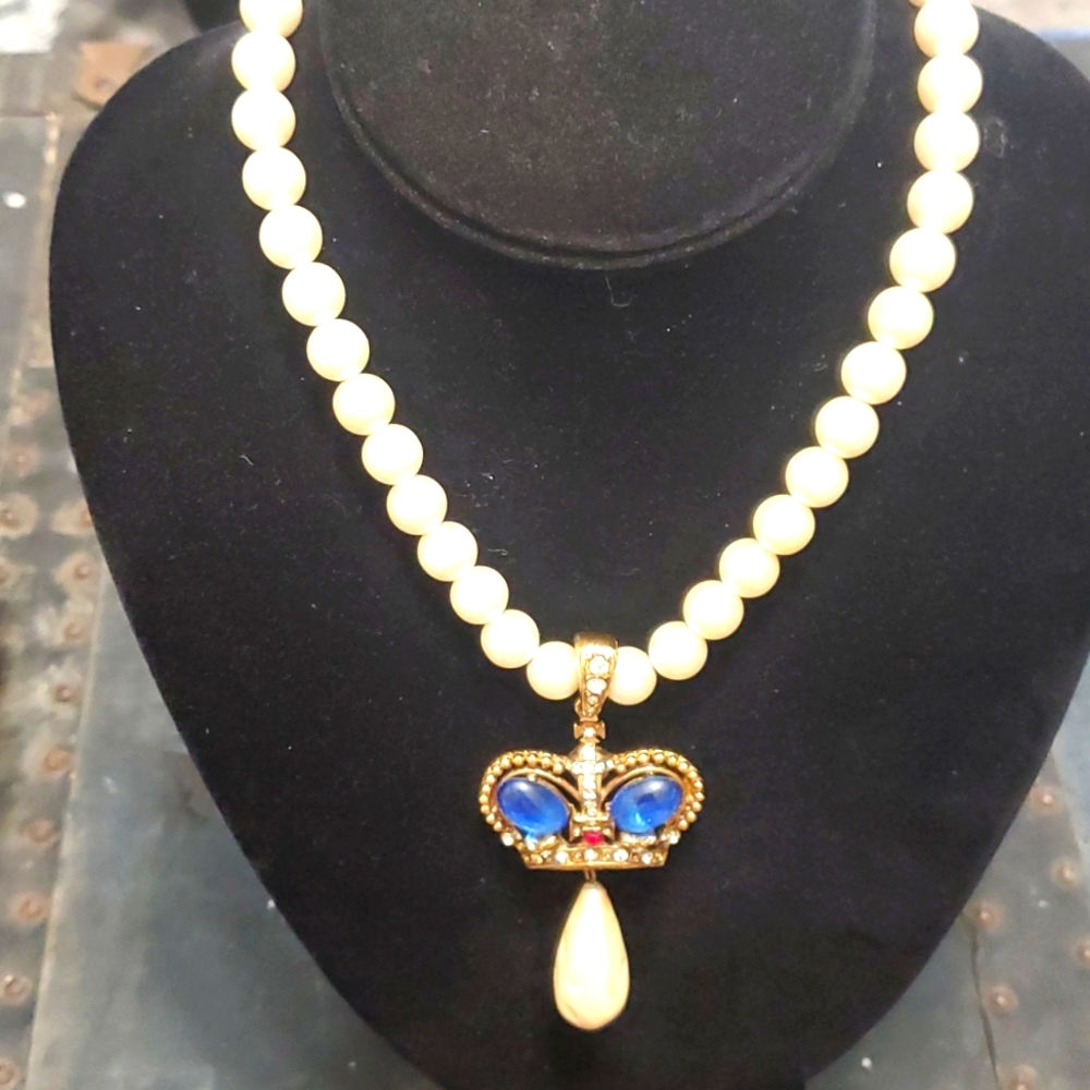 Royal Queen faux pearl necklace